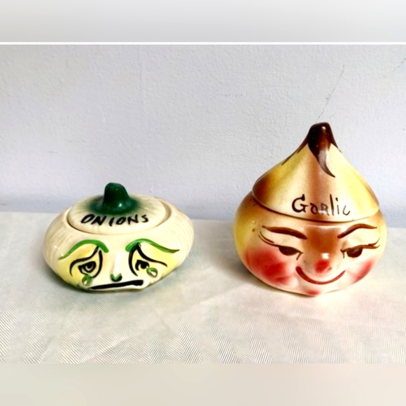 ADORABLE 1950S VINTAGE ONION AND GARLIC BOWLS AND LIDS - Picture 1 of 5